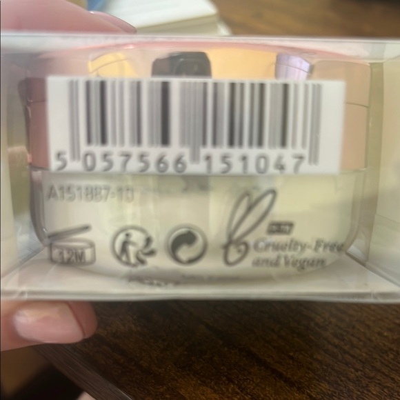 Revolution Yellow Setting Powder Water-Resistant Matte Finish Light Yellow - Picture 5 of 6